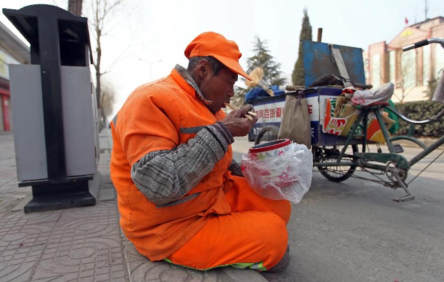 輸送帶廠(chǎng)家：暖心！老人高溫下賣(mài)菜城管買(mǎi)下送環(huán)衛(wèi)工