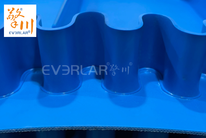 藍(lán)色啞光PU輸送帶加擋板裙邊導(dǎo)條食品級自動化生產(chǎn)線定制提升機(jī)工業(yè)皮帶