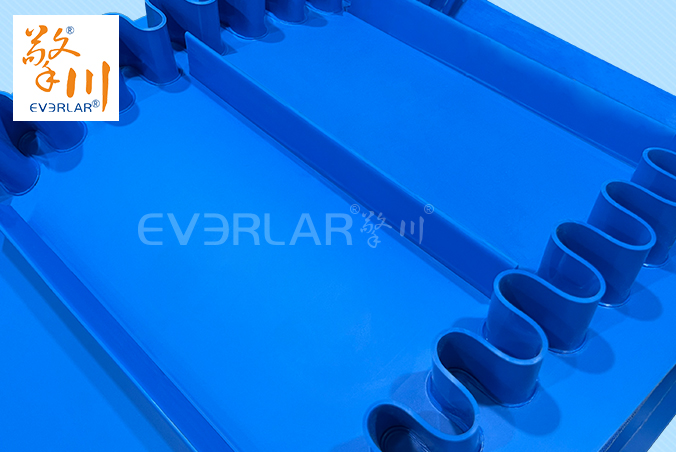 藍(lán)色啞光PU輸送帶加擋板裙邊導(dǎo)條食品級自動化生產(chǎn)線定制提升機(jī)工業(yè)皮帶