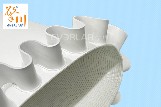 白色PU輸送帶加裙邊耐磨耐磨食品級(jí)行業(yè)傳送帶聚氨酯皮帶定制