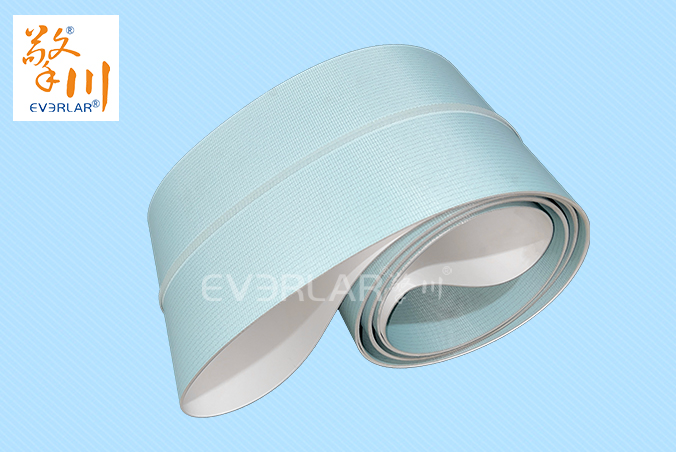 食品級藍(lán)色PU輸送帶加導(dǎo)條防滑易清潔食品醫(yī)藥輸送機(jī)傳輸帶定制