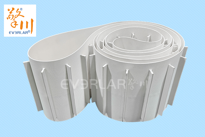 鉆紋PU輸送帶加導(dǎo)條擋板防滑防跑偏食品級(jí)傳輸帶定制