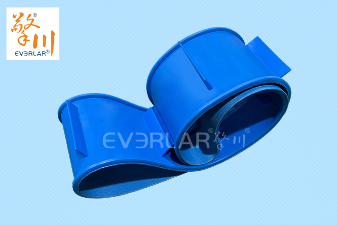 藍色PU輸送帶加導條擋板食品級耐磨食品醫(yī)藥包裝設(shè)備傳送帶