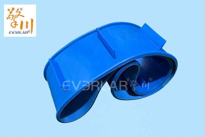 藍色PU輸送帶加導條擋板食品級耐磨食品醫(yī)藥包裝設(shè)備傳送帶