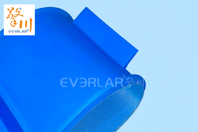 藍色PU輸送帶加導條擋板食品級耐磨食品醫(yī)藥包裝設(shè)備傳送帶