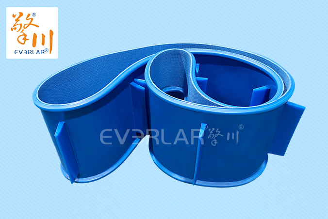 藍色PU輸送帶加導條擋板食品級耐磨食品醫(yī)藥包裝設(shè)備傳送帶